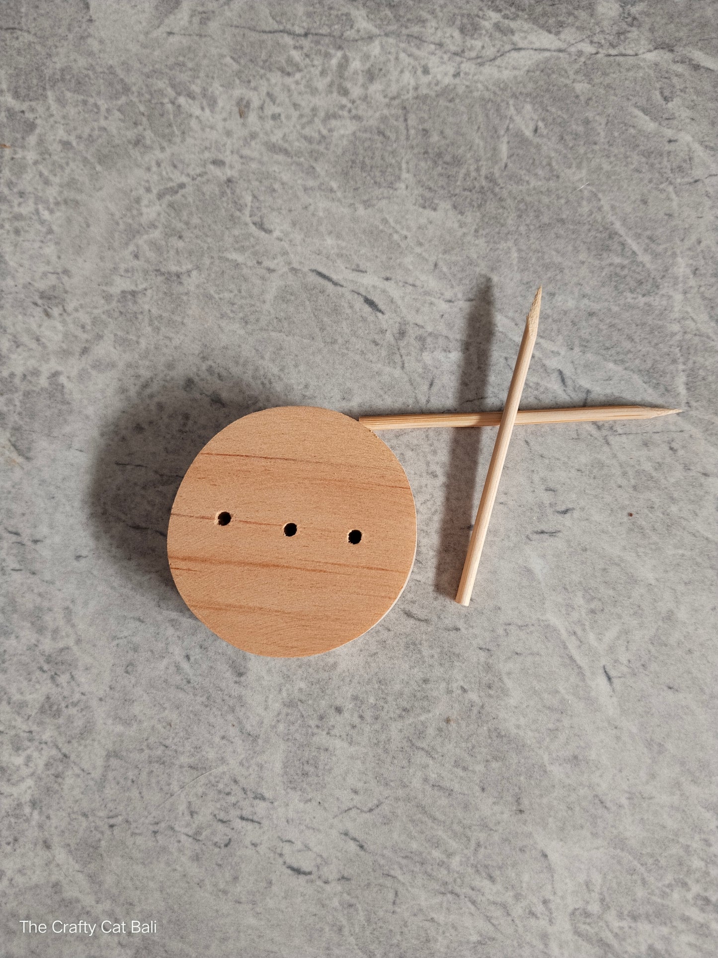 Amigurumi stand (pine wood)