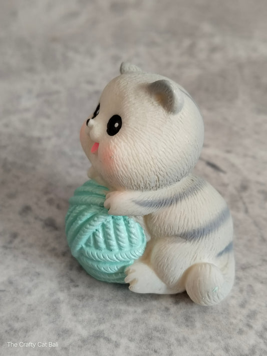 Figurine - Cat with yarn