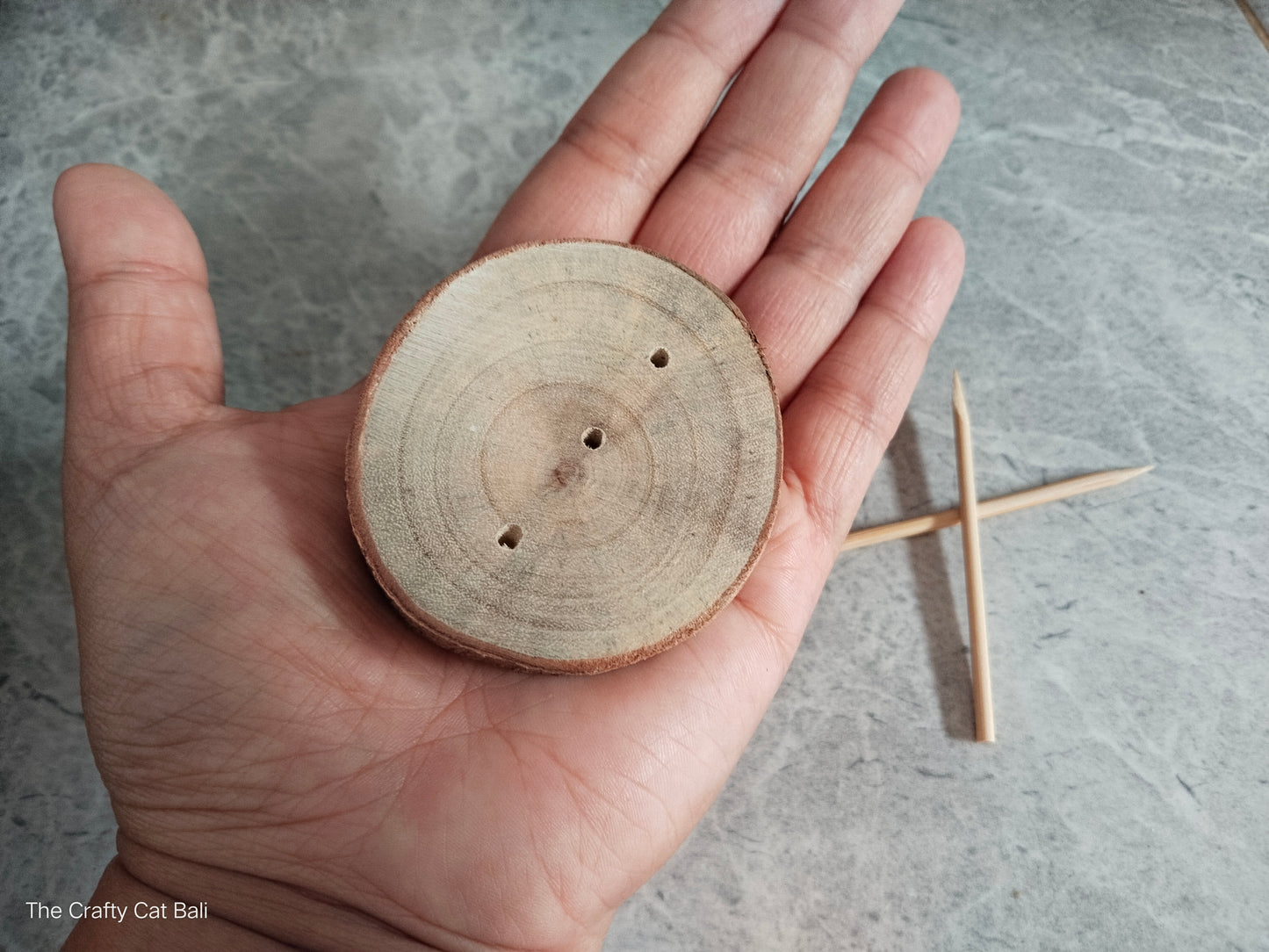 Amigurumi stand (natural wood slice)