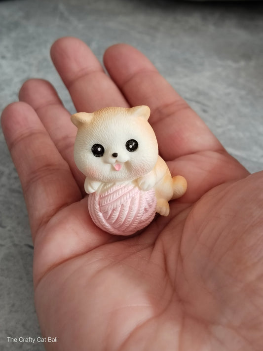 Figurine - Cat with yarn